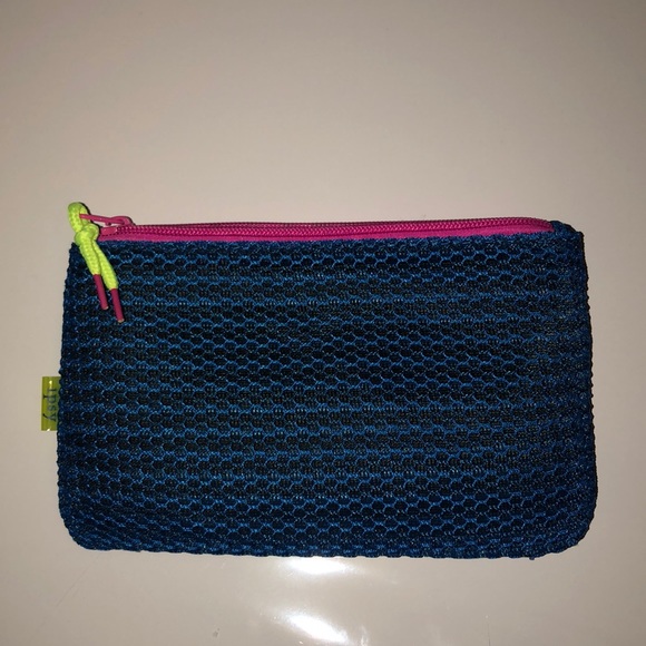 Pretty little thing concealer with makeup bag - Picture 4 of 4